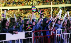 熊猫体育官方-激烈比拼结束后球迷欢呼雀跃