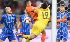 熊猫体育-火热射手连中三分，帮助球队稳定领先