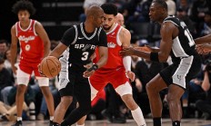 熊猫体育-包含马刺队遭遇四连败，季后赛希望渐行渐远的词条