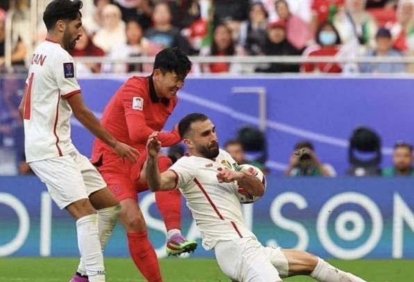 国足全队合力战胜对手，晋级国际赛决赛
