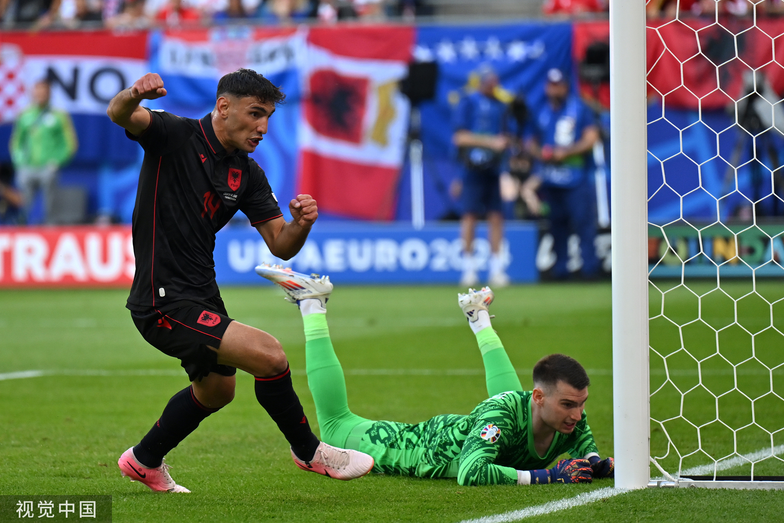 率先得分!欧洲赛事前场压制 率先得分!欧洲赛事前场压制