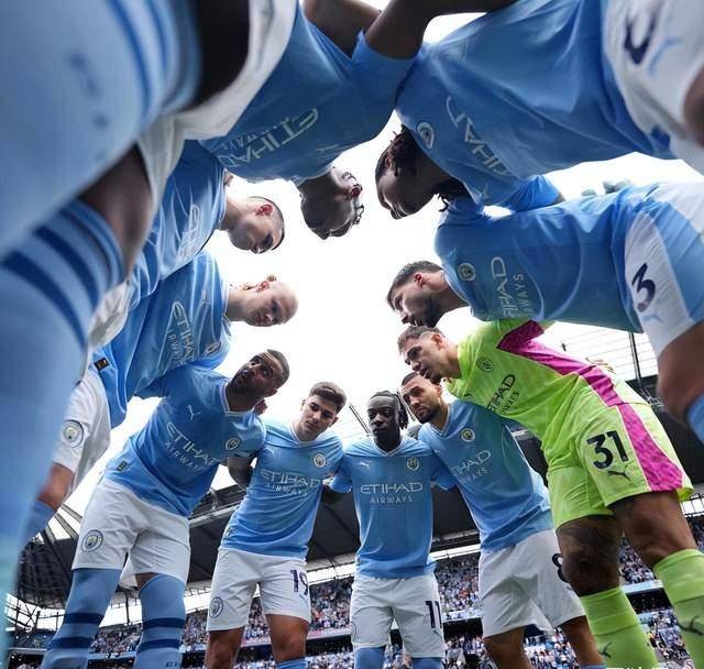 曼城球员庆祝赢球,展现团结风采的简单介绍 曼城球员庆祝赢球,展现团结风采的简单介绍