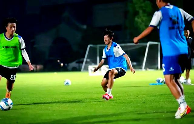 包含足球联赛发挥球员实力,场面火爆引发关注的词条 包含足球联赛发挥球员实力,场面火爆引发关注的词条