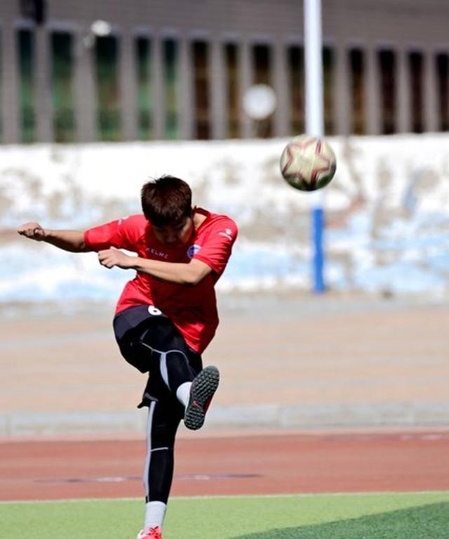 足球赛场上球员们拼尽全力，赢得满堂掌声