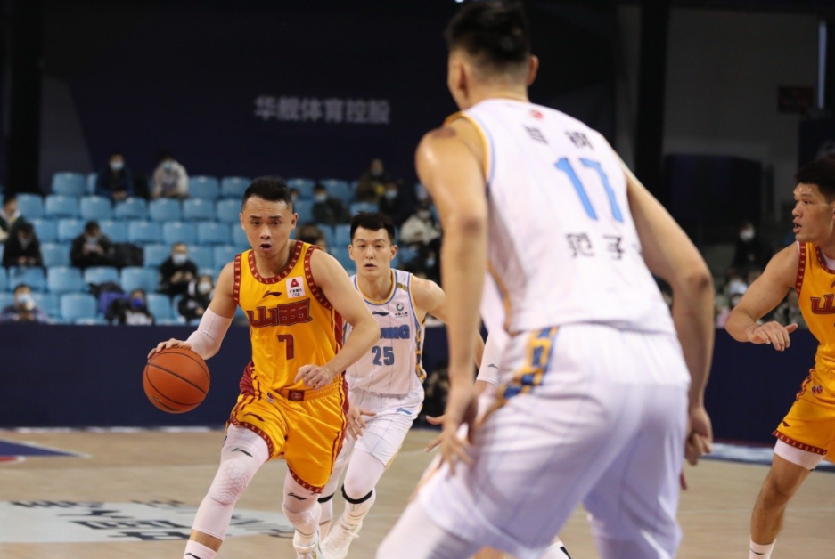 林书豪领衔球队大胜对手,取得连胜 林书豪领衔球队大胜对手,取得连胜