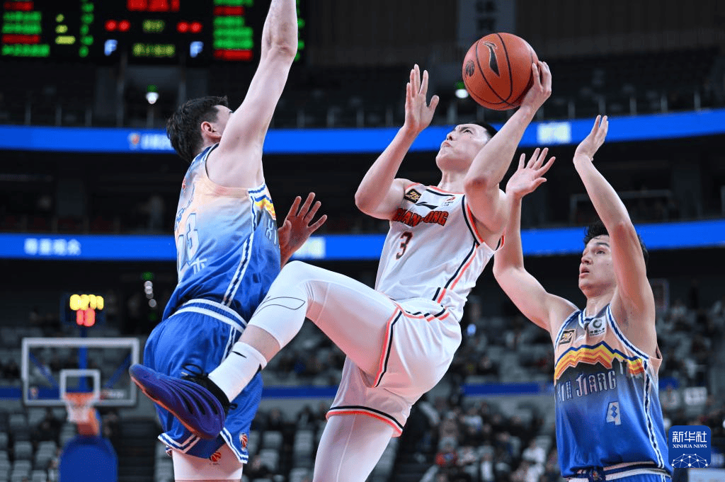 球队客场比赛取得惊险胜利,喜出望外 球队客场比赛取得惊险胜利,喜出望外