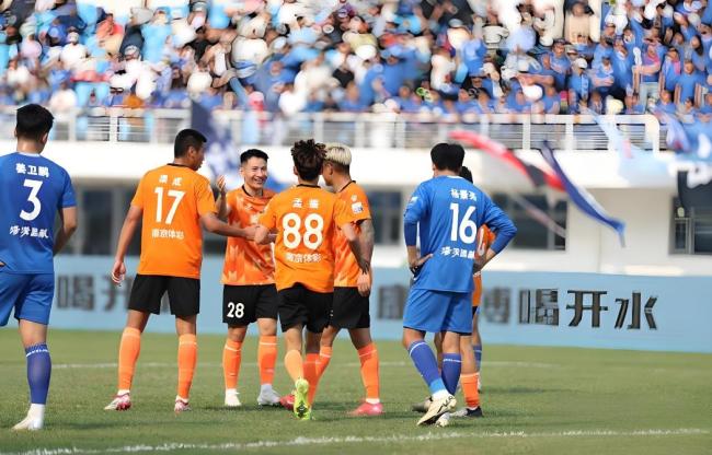 激烈对决现场擂鼓起舞,球员全力以赴 激烈对决现场擂鼓起舞,球员全力以赴