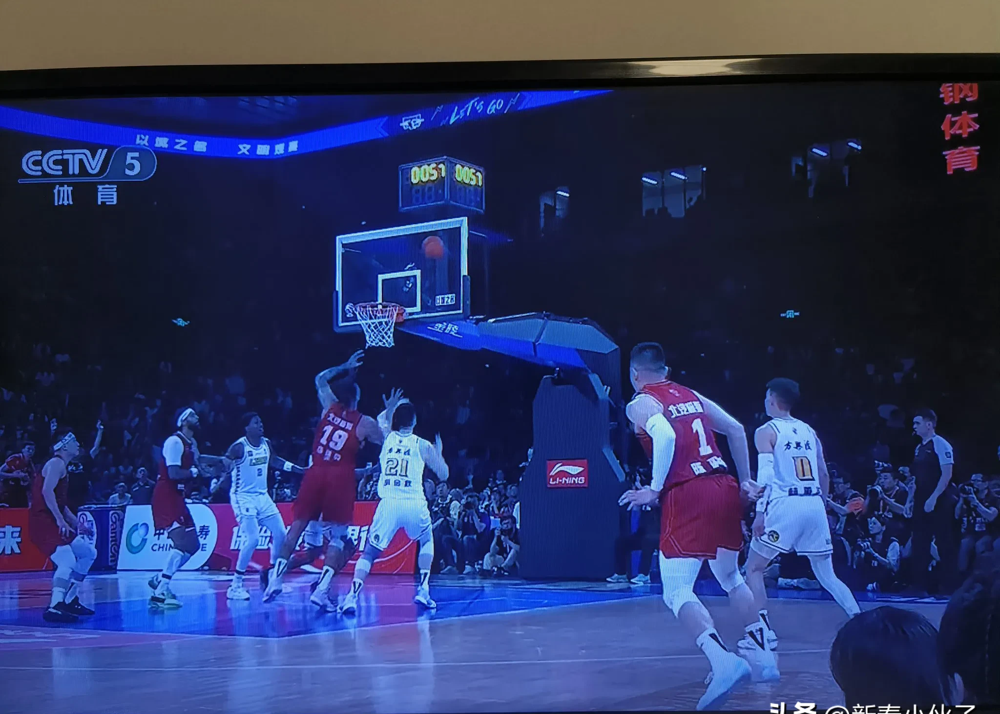 激烈对决现场擂鼓起舞,球员全力以赴 激烈对决现场擂鼓起舞,球员全力以赴