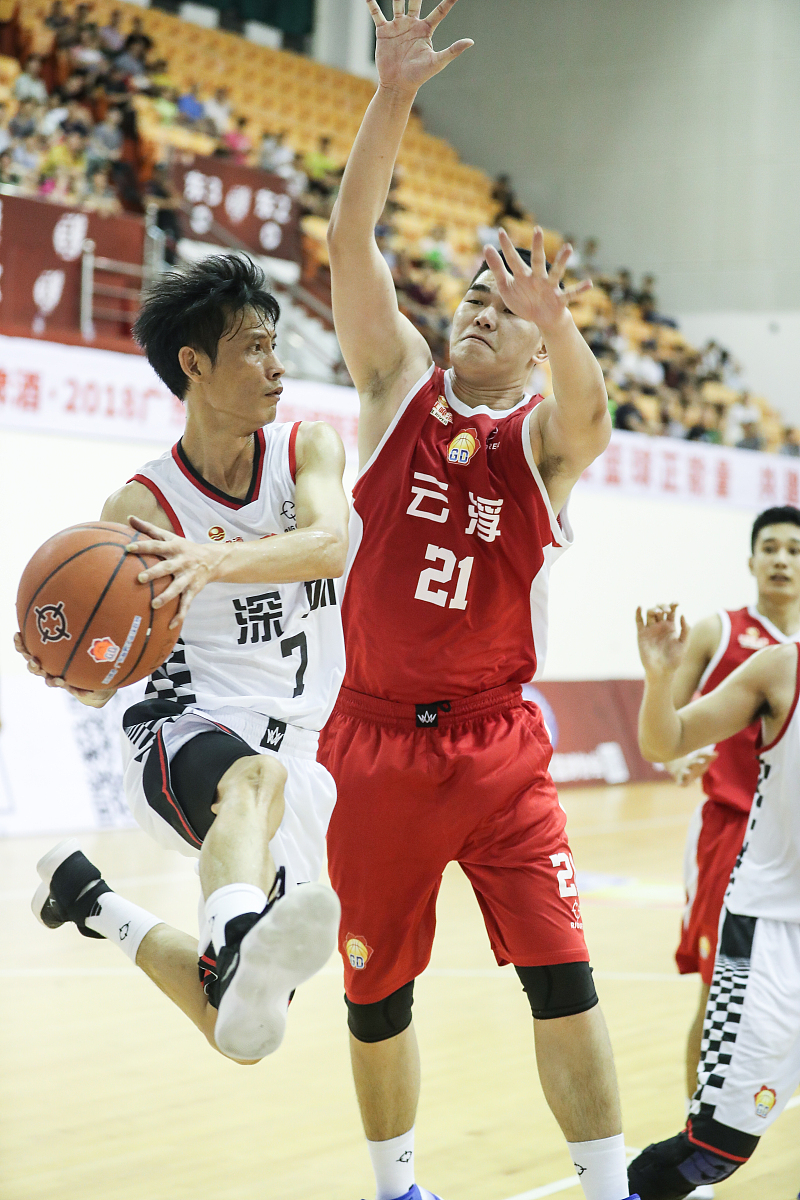 河北男篮在比赛中展现团队合作精神