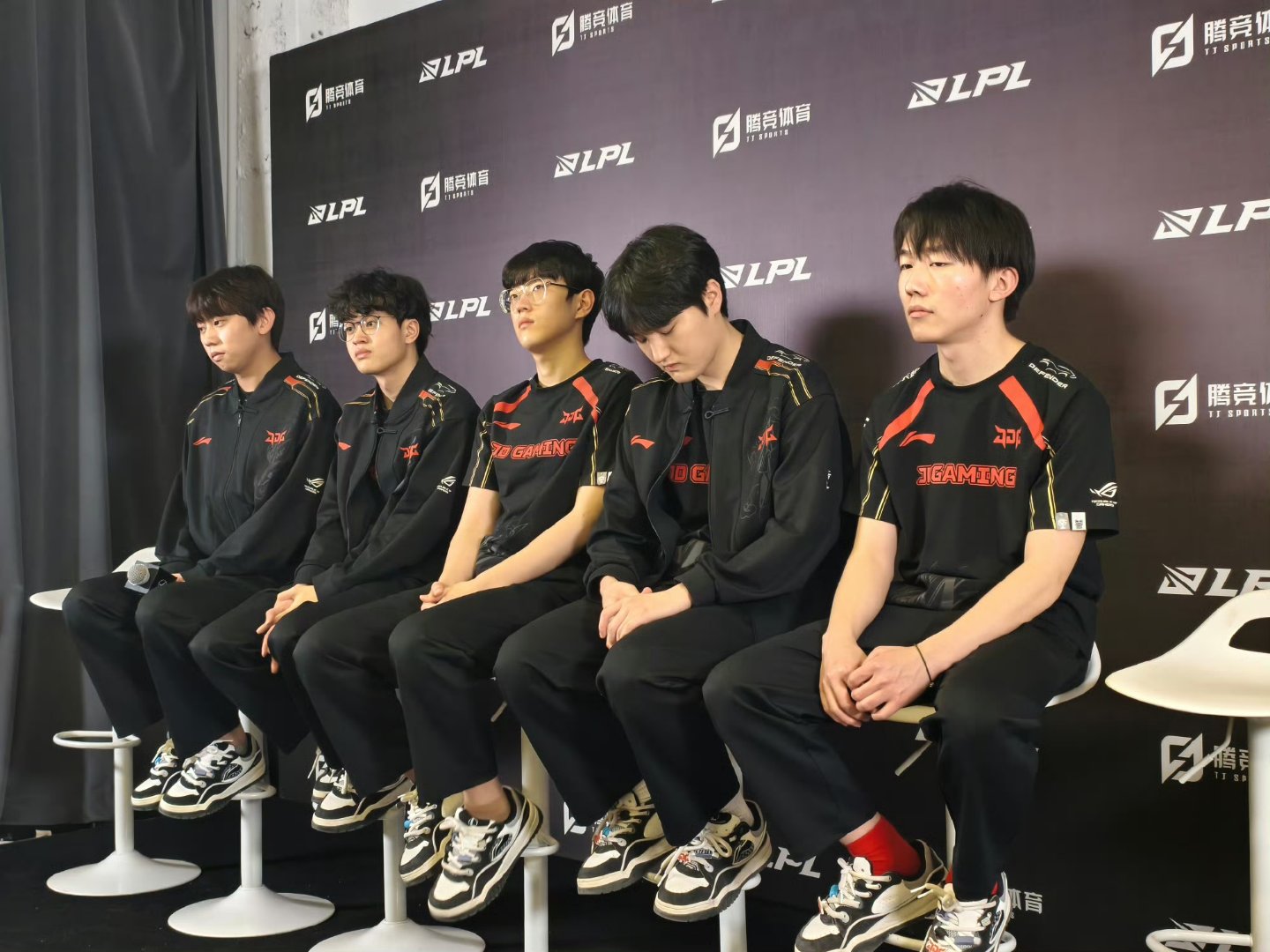 JDG血洗DFM,Scout团战一打五激烈交锋2025世界赛,成为赛场最大亮点 JDG血洗DFM,Scout团战一打五激烈交锋2025世界赛,成为赛场最大亮点