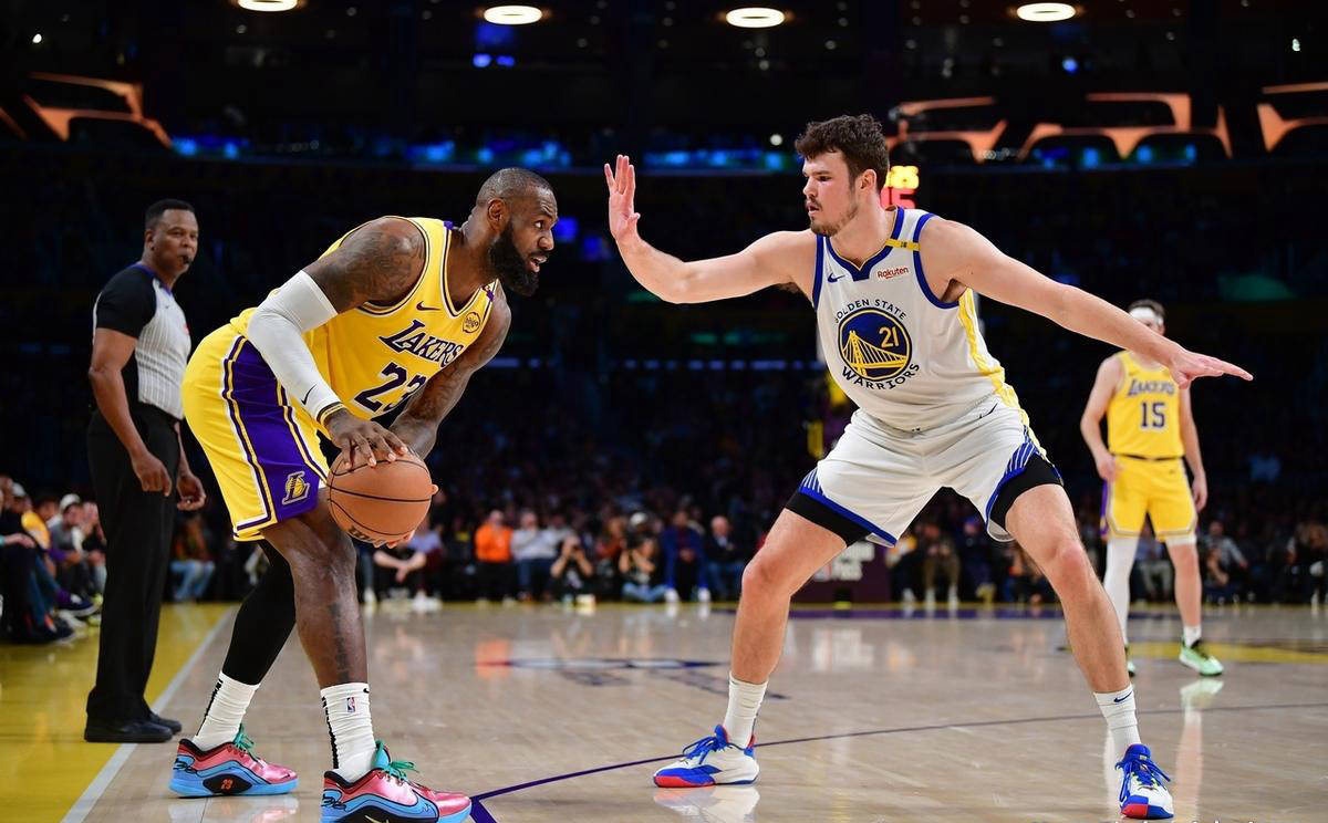 包含勇士再次击败湖人,保持三连胜的词条 包含勇士再次击败湖人,保持三连胜的词条