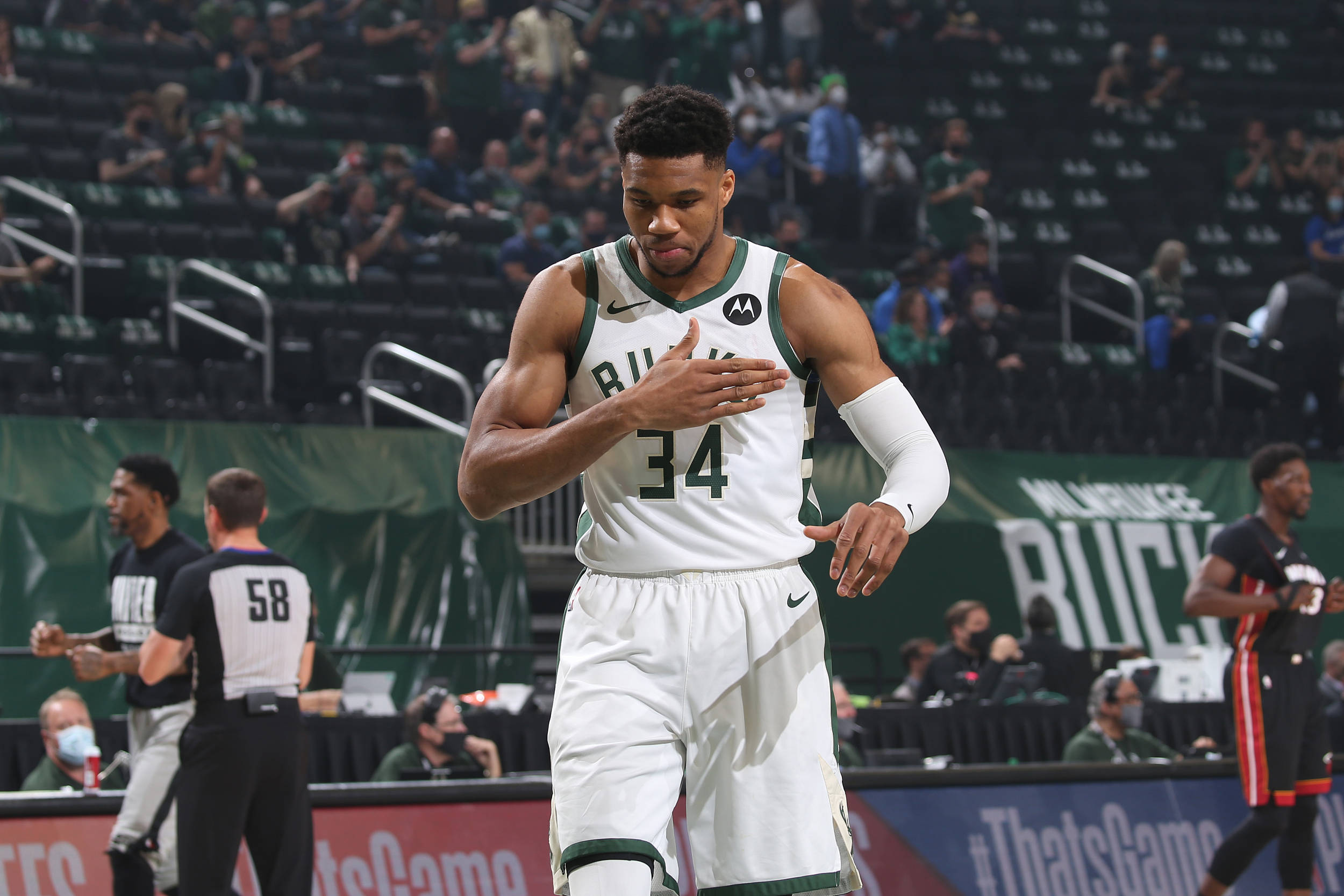 雄鹿客场击败篮网,取得两连胜 雄鹿客场击败篮网,取得两连胜