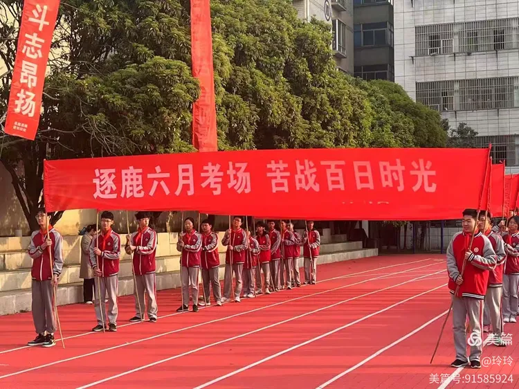 一场势均力敌的对决，球员斗志昂扬展现拼搏精神